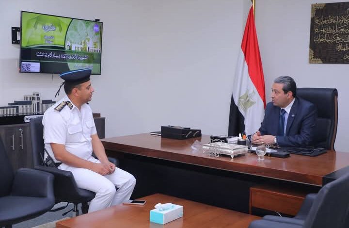 محافظ دمياط يلتقى مع مدير إدارة المرور لوضع خطط تحقق السيولة المرورية