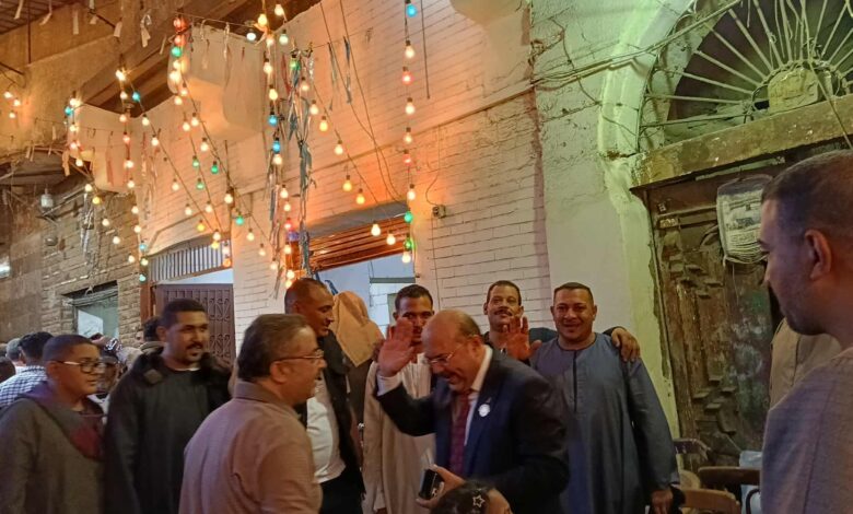 النائب "ميشيل الجمل" يجوب ساحة الحسين ويشارك الاحتفالات.. تجسيد حي للوحدة الوطنية وروح المحبة المصرية