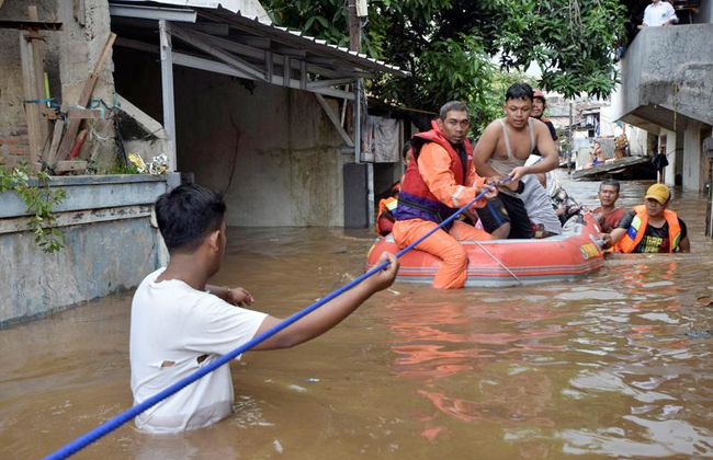ارتفاع عدد قتلى فيضانات إندونيسيا إلى 310 شخصًا