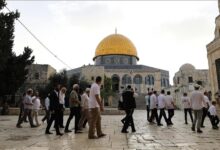 مستوطنون يقتحمون باحات المسجد الأقصى.. والاحتلال يعتقل 5 فلسطينيين ويواصل توسيع “المنطقة الصفراء” في غزة