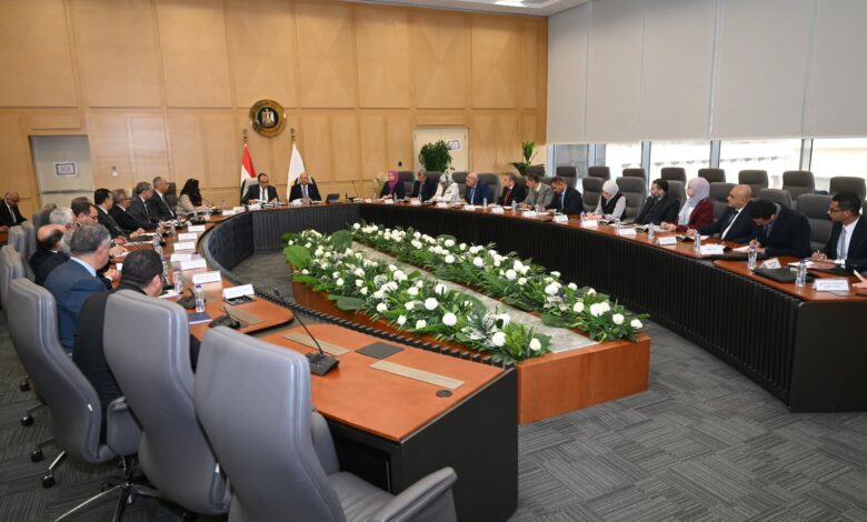 «الصناعة» تدعو القطاع الخاص للشراكة مع الحكومة في التصنيع المشترك وتعميق صناعة الغزل والنسيج