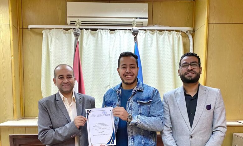 عميد كلية الطب البيطري يكرّم الطلاب المتميزين في مسابقة الطالب المثالي