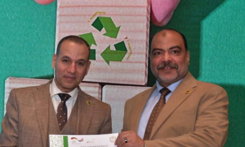 تكريم مستحق لمدحت حنفي مدير عام التعليم الفني بسوهاج تقديرًا لجهوده المتميزة