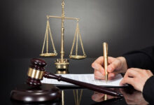 حكم قضائي بحبس استاذ جامعي متفرغ غيابيًا 5 سنوات لابتزازه سيدة وتهديدها في دمياط