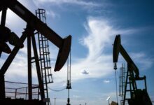 النفط يصعد مع تقييم المستثمرين لتوقف الإنتاج في حقل تنجيز