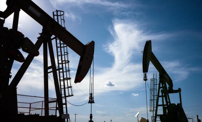 النفط يصعد مع تقييم المستثمرين لتوقف الإنتاج في حقل تنجيز