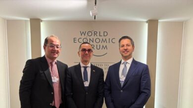 قمة دافوس.. مصر تبحث تطوير النقل الجوي الحضري مع شركة أمريكية