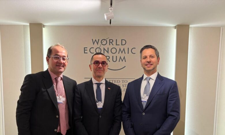 قمة دافوس.. مصر تبحث تطوير النقل الجوي الحضري مع شركة أمريكية