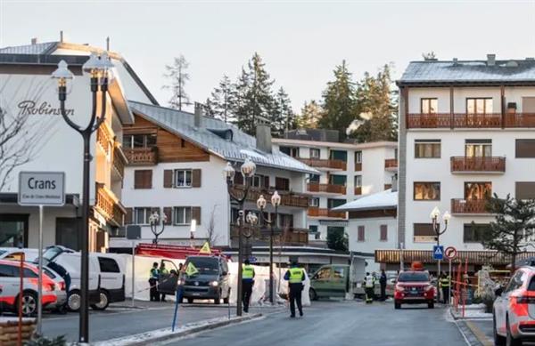 سويسرا تعلن حالة الطوارئ عقب انفجار منتجع تزلج خلال احتفالات رأس السنة