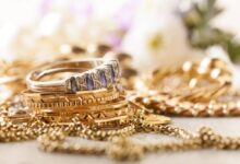 الذهب يتراجع محليًا وعالميًا.. وترقب لقرار «المركزي» بشأن الفائدة