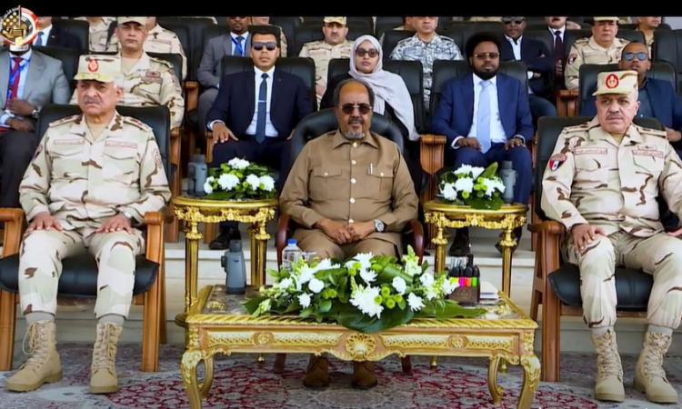 مصر تعزز حضورها الإفريقي.. استعراض قوة للقوات المشاركة في دعم الصومال