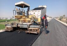 تنفيذاً لتوجيهات اللواء طارق راشد.. إعادة رصف طريق نزلة علي – المدينة الصناعية بجهينة