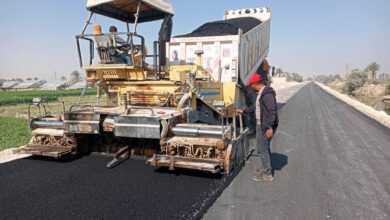 تنفيذاً لتوجيهات اللواء طارق راشد.. إعادة رصف طريق نزلة علي – المدينة الصناعية بجهينة