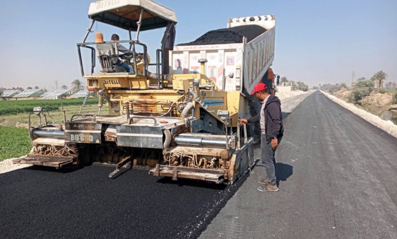 تنفيذاً لتوجيهات اللواء طارق راشد.. إعادة رصف طريق نزلة علي – المدينة الصناعية بجهينة