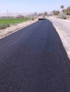 تنفيذاً لتوجيهات اللواء طارق راشد.. إعادة رصف طريق نزلة علي – المدينة الصناعية بجهينة