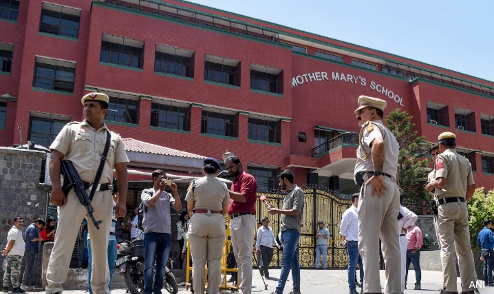 نيودلهي.. تهديدات إلكترونية بوجود قنابل في ثلاث مدارس وإجلاء الطلاب احترازياً