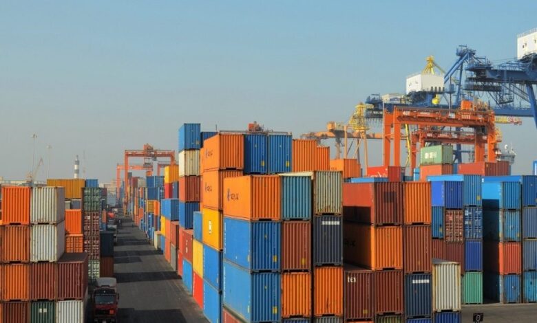 إجراءات جمركية لتسريع عمليات الإفراج وإحكام الرقابة على السلع الواردة