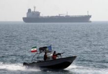 الحرس الثوري الإيراني يحذر: عبور السفن الحربية مضيق هرمز سيُقابل برد حازم