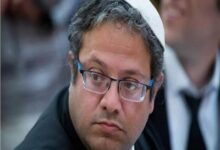 بن غفير يقتحم باحات المسجد الأقصى ويرفع علم الاحتلال