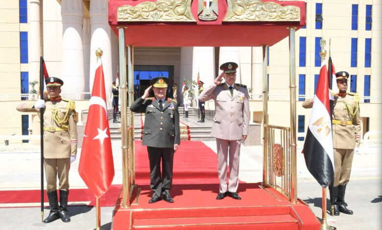 رئيس أركان القوات المسلحة يبحث مع نظيره التركي تعزيز التعاون العسكري بين البلدين